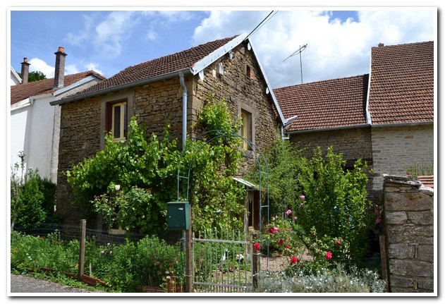 Rustig gelegen dorpswoning met mooie tuin en extra terrein, Haute-Saone, Frankrijk