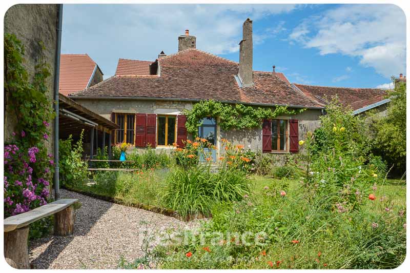 Maison de Caractère met romantische tuin en veel authenticiteit, Haute-Saone, Frankrijk