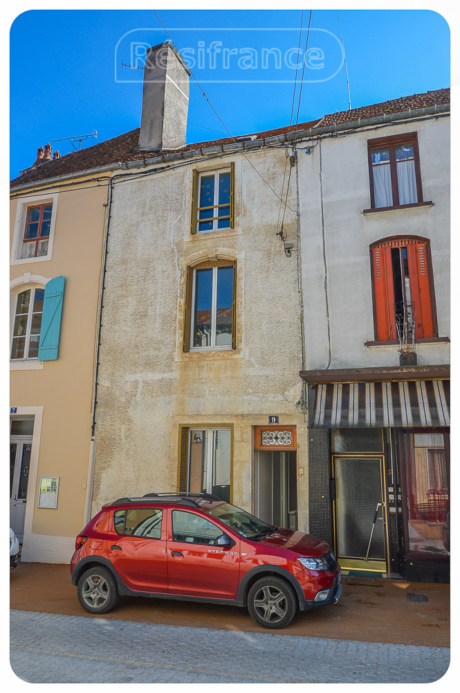 Te renoveren huis in het centrum van klein stadje, Haute-Marne, Frankrijk