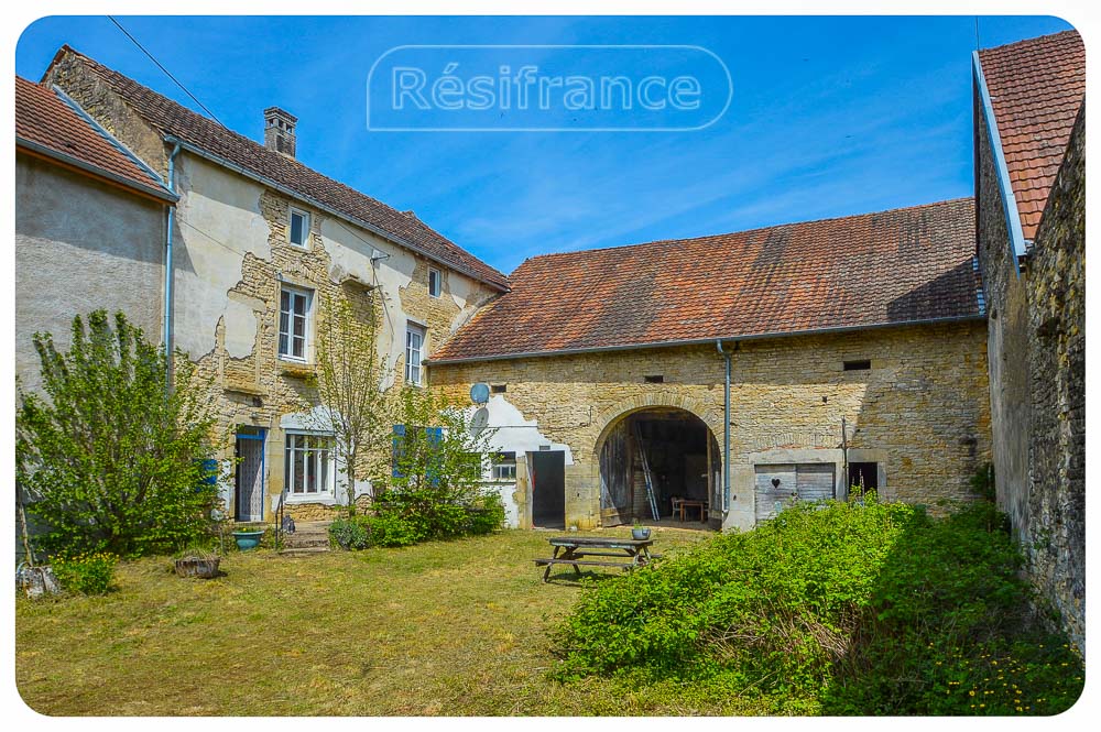 Karakteristiek woonhuis met grote schuur en mooie tuin, Haute-Saone, Frankrijk